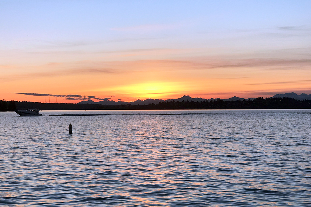 USA, Pacific Northwest, The Woodmark Hotel & Still Spa, Sunset